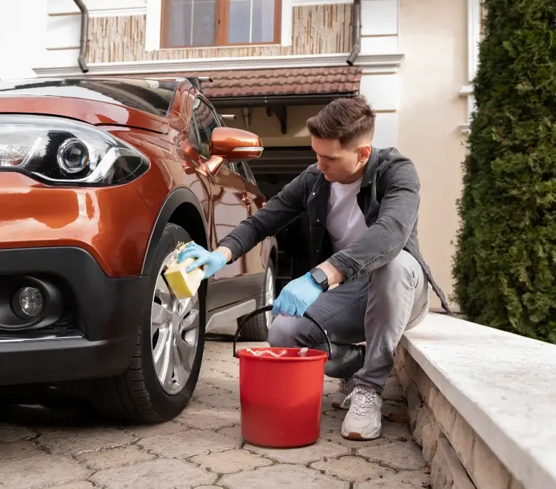 Lavage auto à domicile Artannes-sur-Thouet : professionnel intervenant sur un véhicule